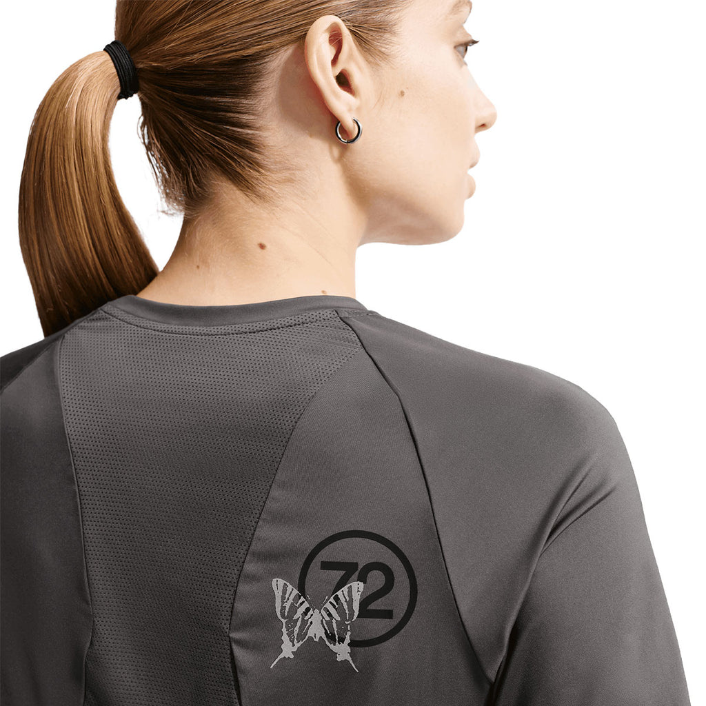 Grå Nike Swift Dri-FIT T-shirt til damer med sommerfuglemotiv