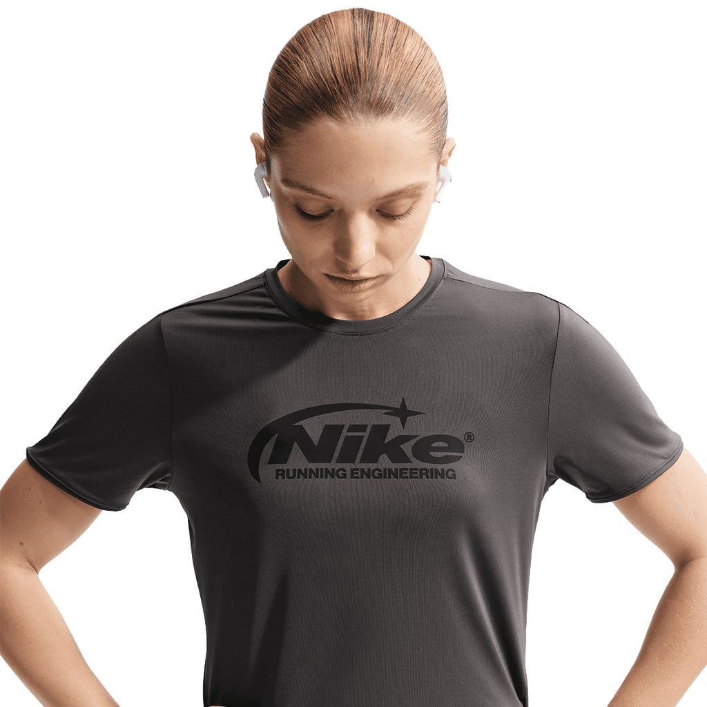 Grå Nike Swift Dri-FIT løbetrøje til damer med logo