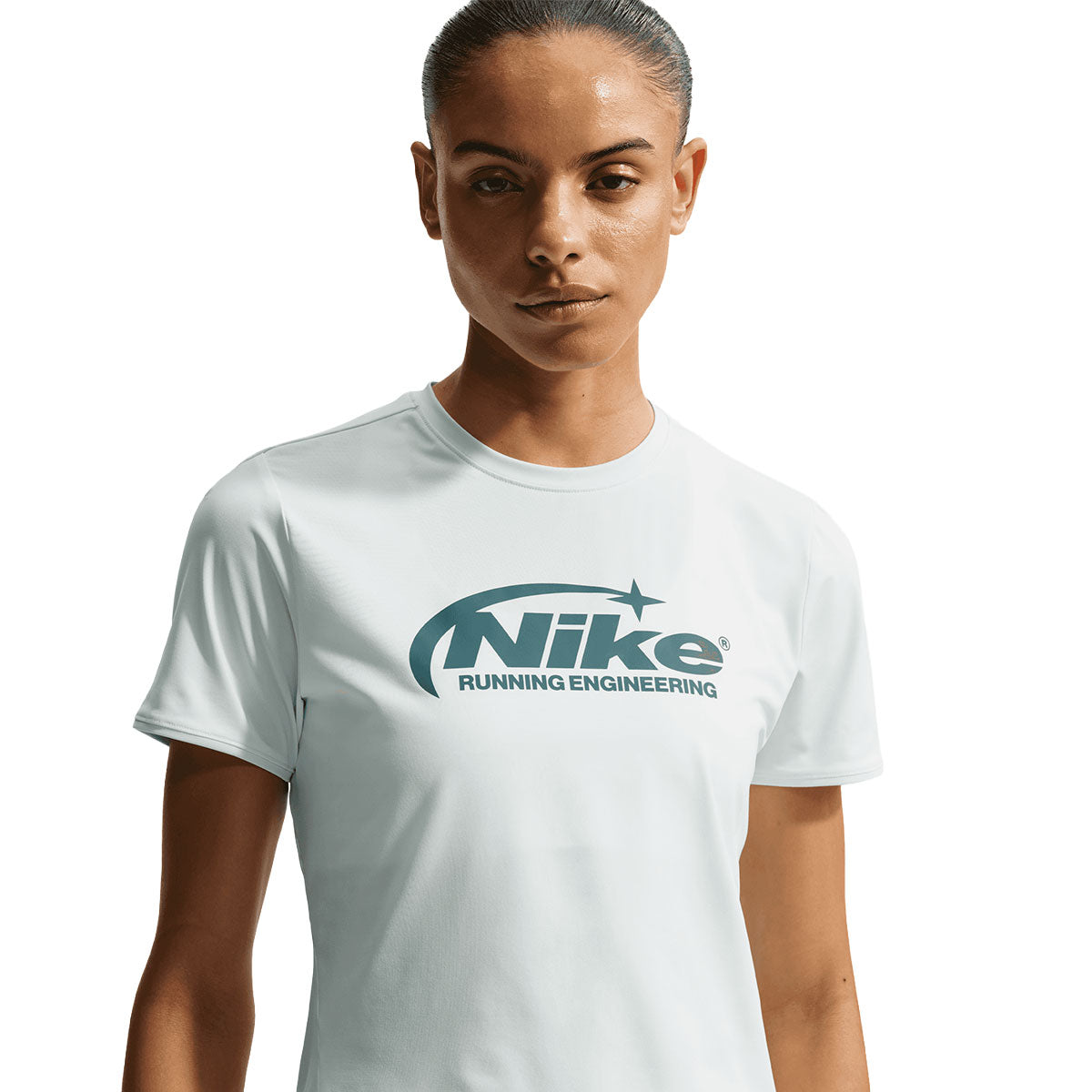 Hvid Nike Swift Dri-FIT løbetrøje til damer med logo
