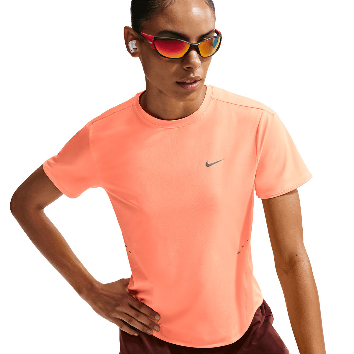Nike Swift SS Top til damer i lys orange farve