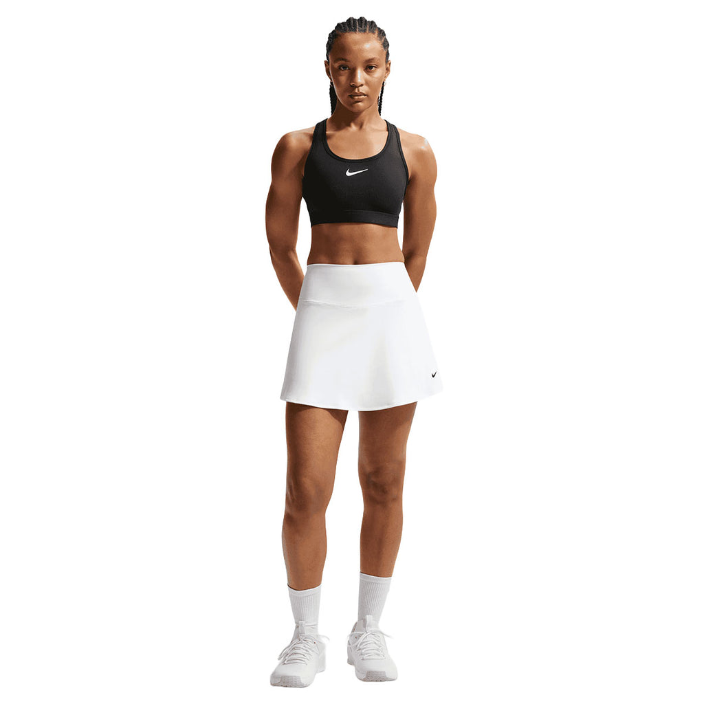 Nike Swoosh Medium Support Bra i sort med matchende hvid nederdel