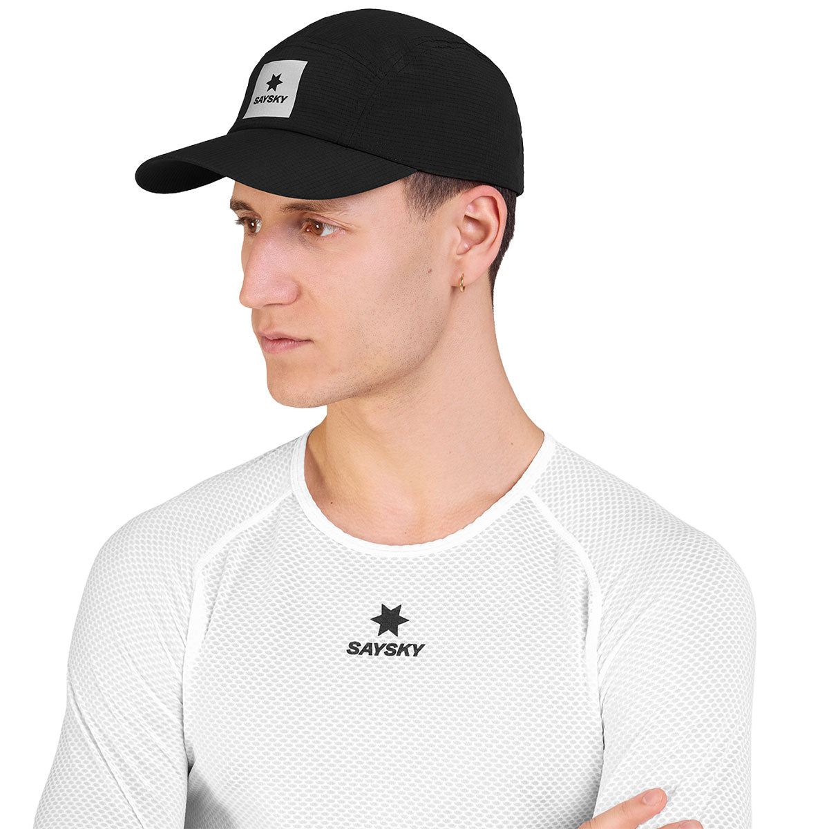 Saysky Flow Cap sort kasket med logo badge og justerbar rem
