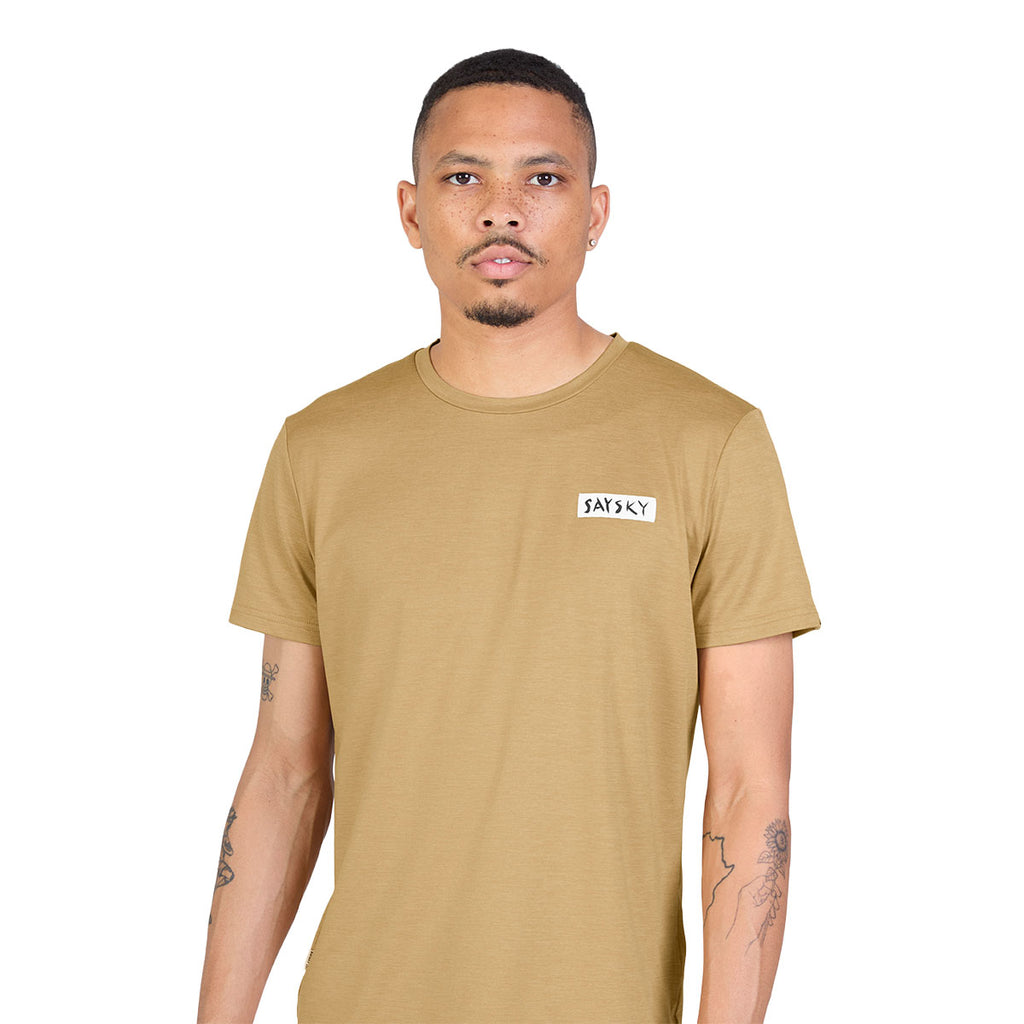 Mørkebrun herre t-shirt med SAYSKY-logo på brystet