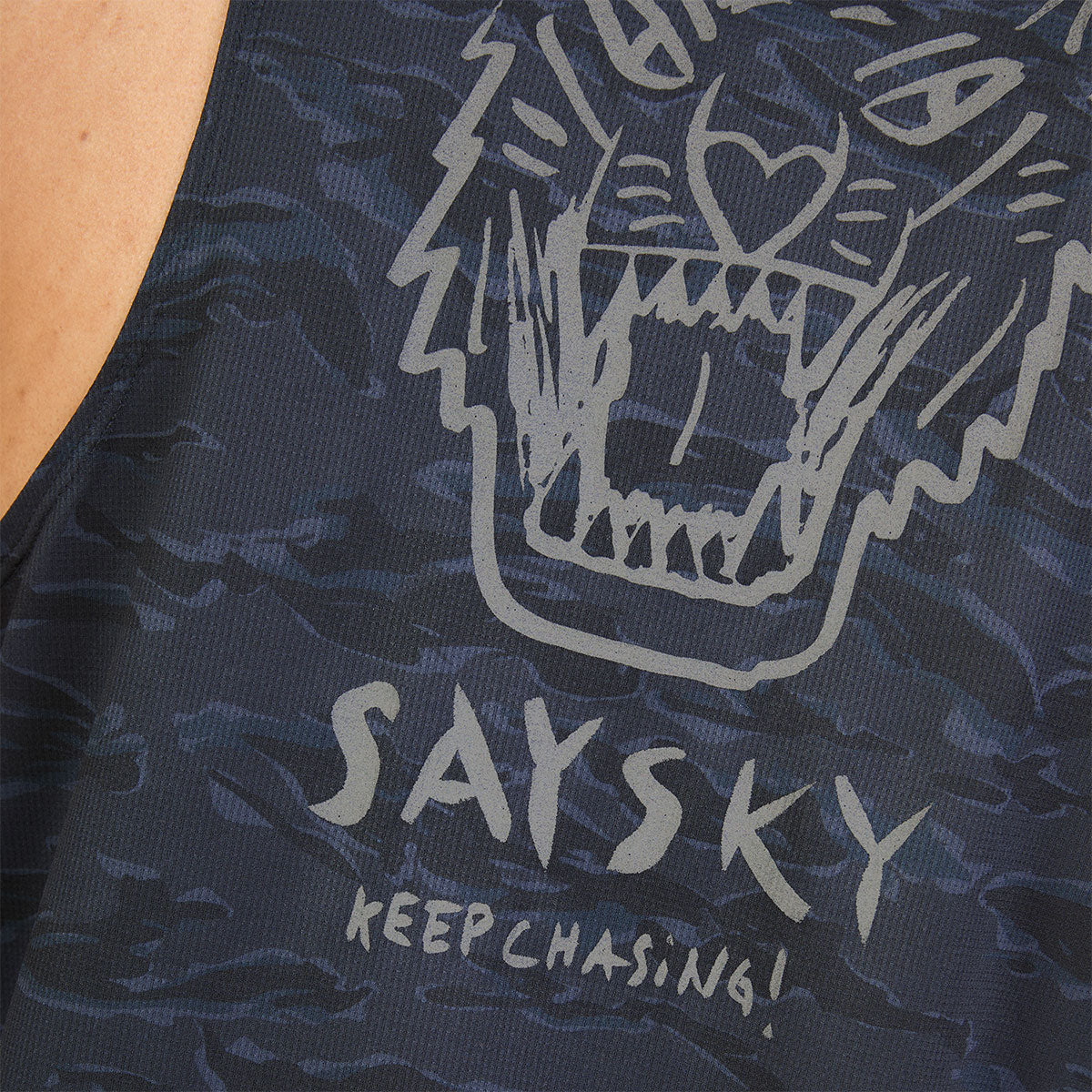 Saysky Tiger Combat herresinglet med grafisk tigerprint og tekst