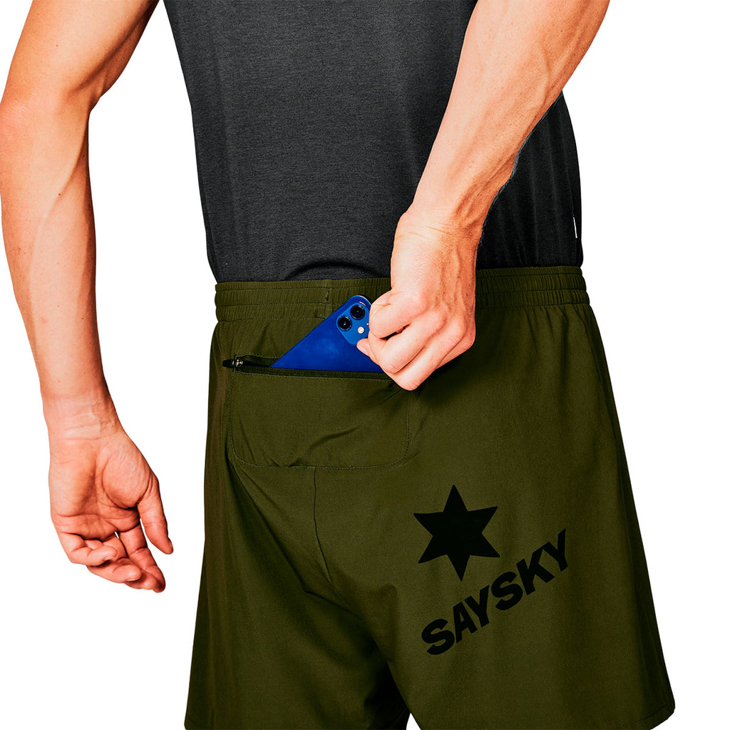 Saysky Pace Shorts 5" i mørkegrøn med logo og snøre i taljen