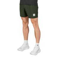 Saysky Pace shorts 5 tommer i mørkegrøn på ben