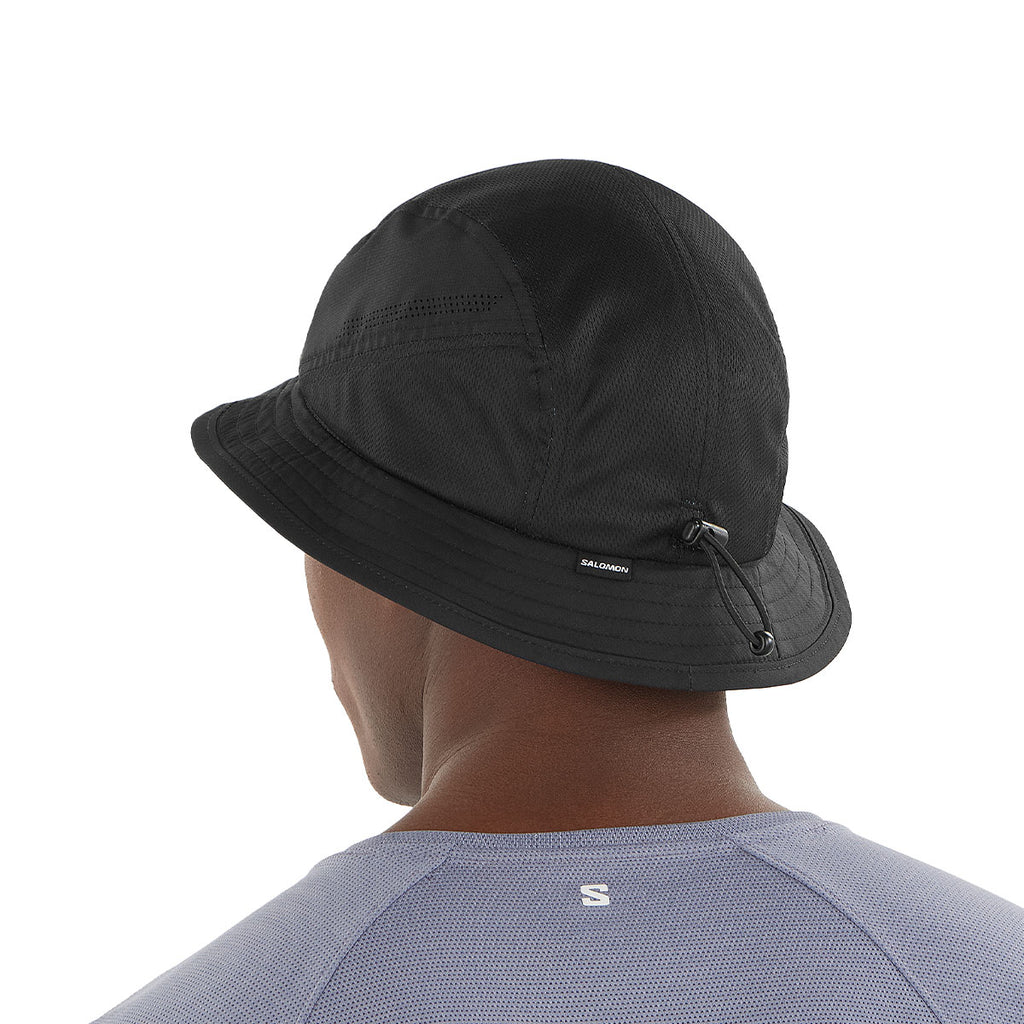 Sort Salomon SHKout Bucket Hat set fra siden med justerbar snor