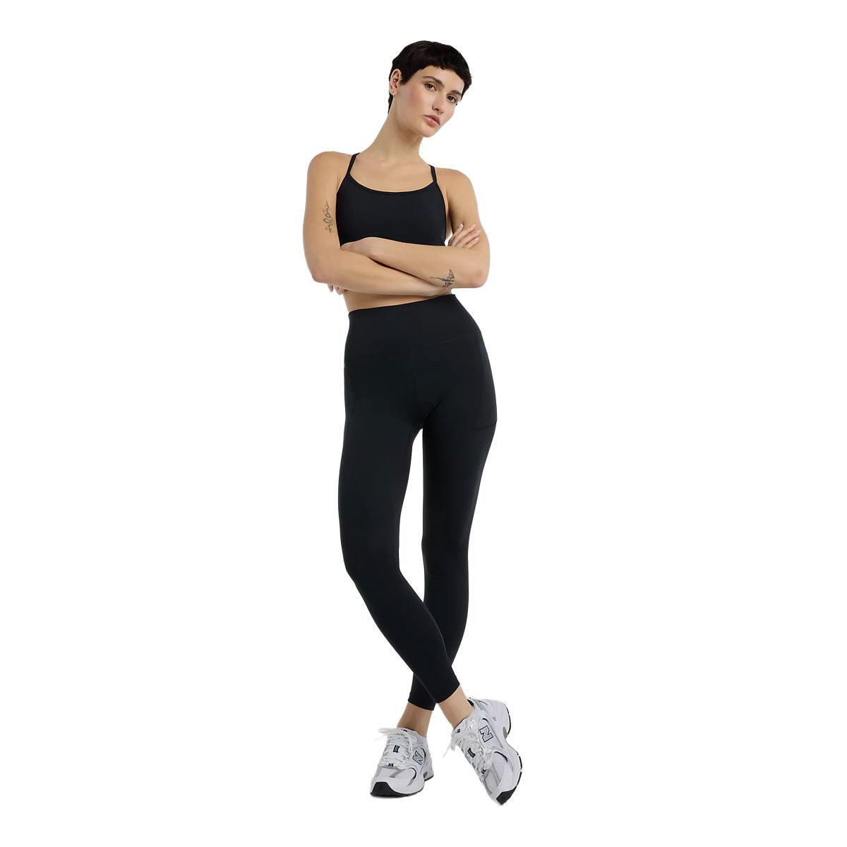 New Balance ESS Yoga Bra Dame i sort med justerbare stropper