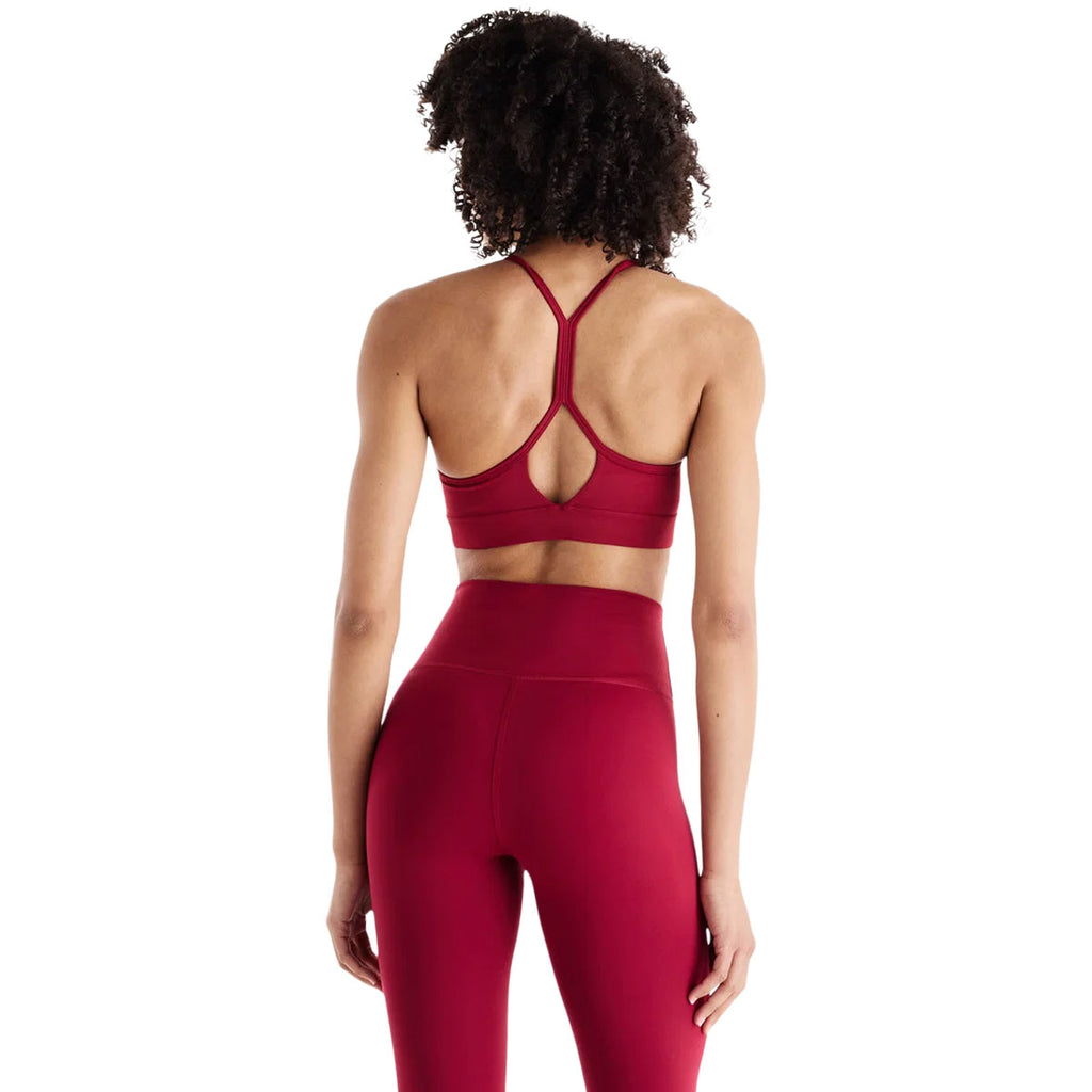 New Balance ESS Yoga BH med krydsryg og justerbare stropper i rød farve