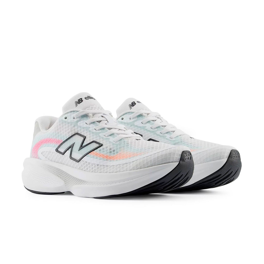 Hvide New Balance løbesko med blå og rosa detaljer og snørebånd