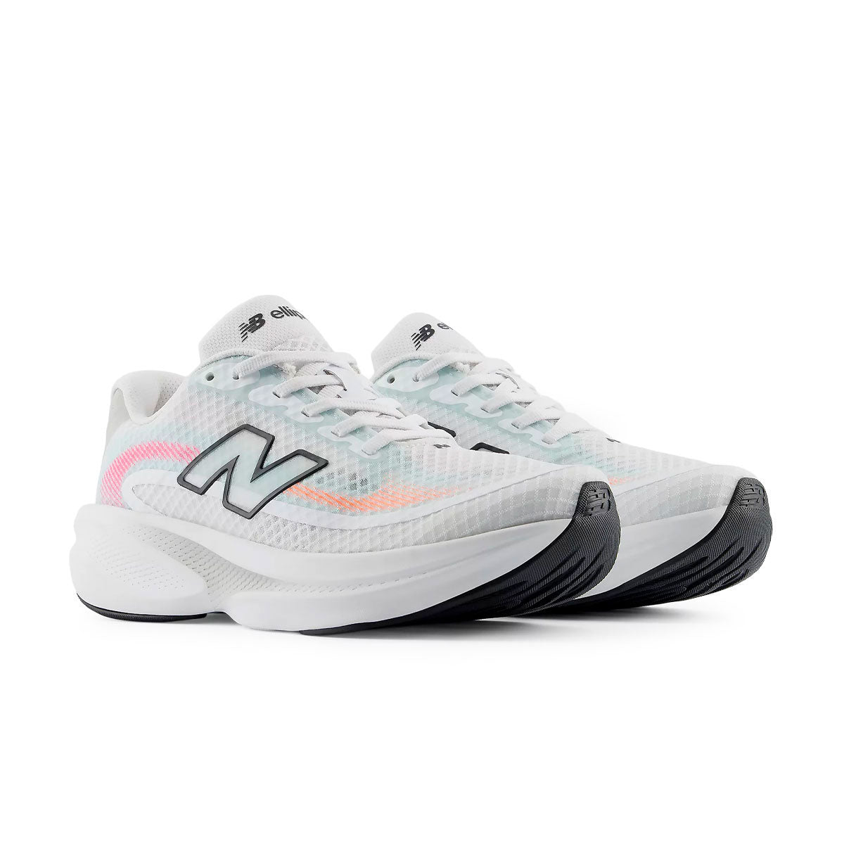 Hvide New Balance løbesko med blå og rosa detaljer og snørebånd