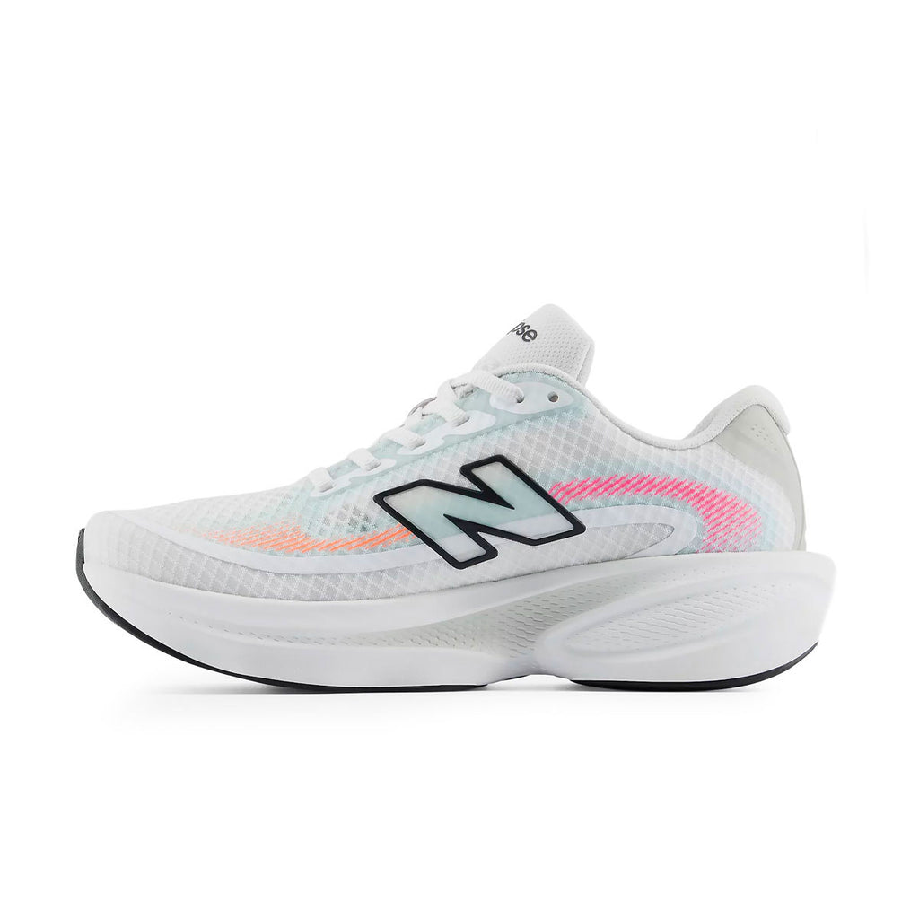 New Balance løbesko med hvid overdel og sort logo