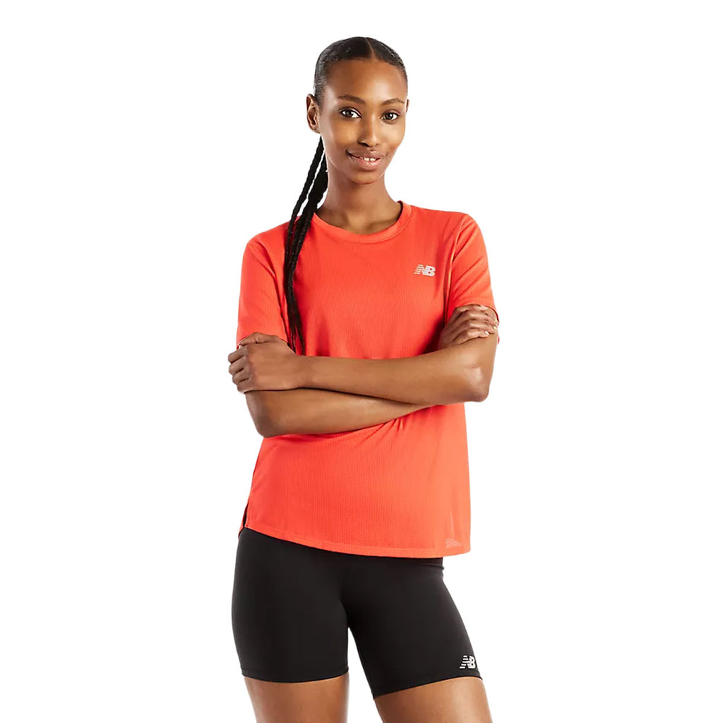 Rød New Balance Athletics T-shirt med logo på bryst og kort ærme