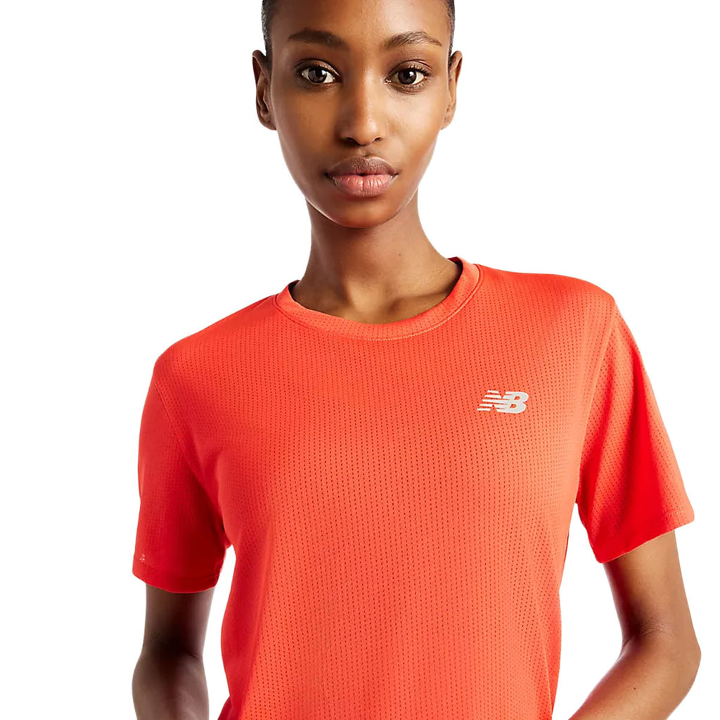 Rød New Balance Athletics Dame T-shirt med logo på brystet