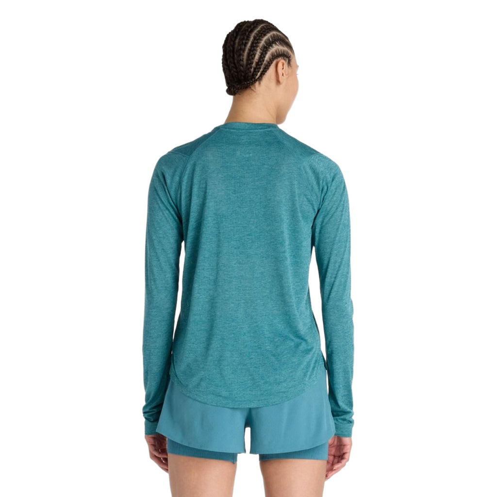 New Balance langærmet atletisk T-shirt i blågrøn farve, bagfra