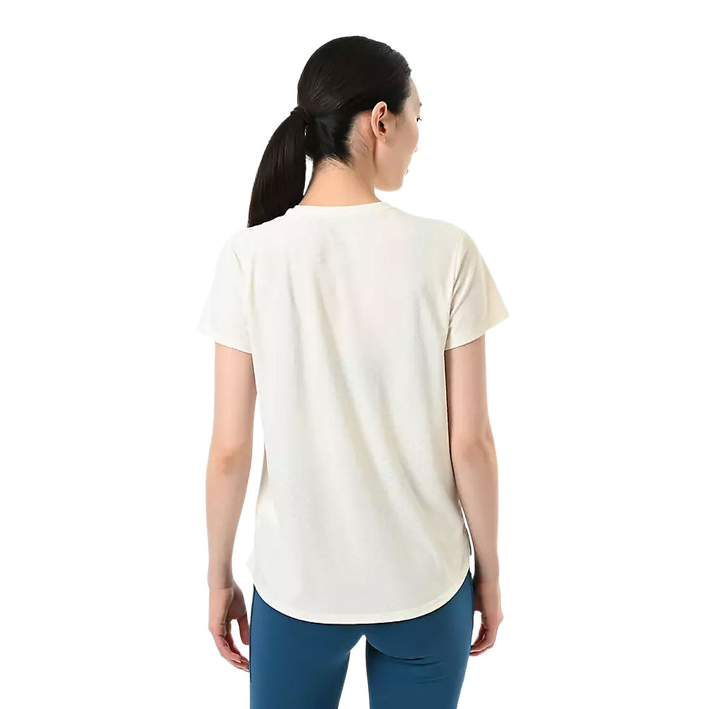 Hvid New Balance T-shirt med korte ærmer, set bagfra