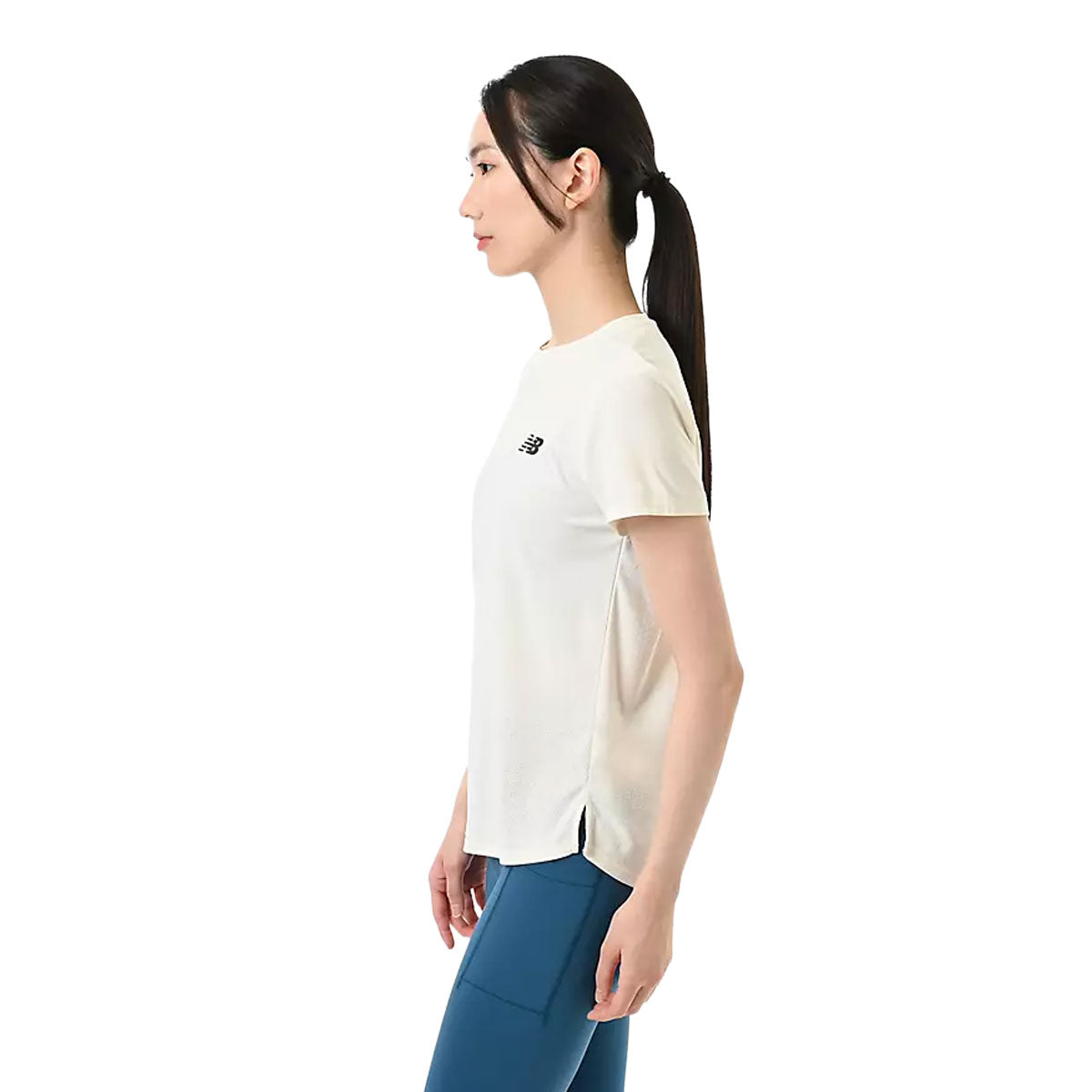 Hvid New Balance kortærmet T-shirt med lille logo på ærmet