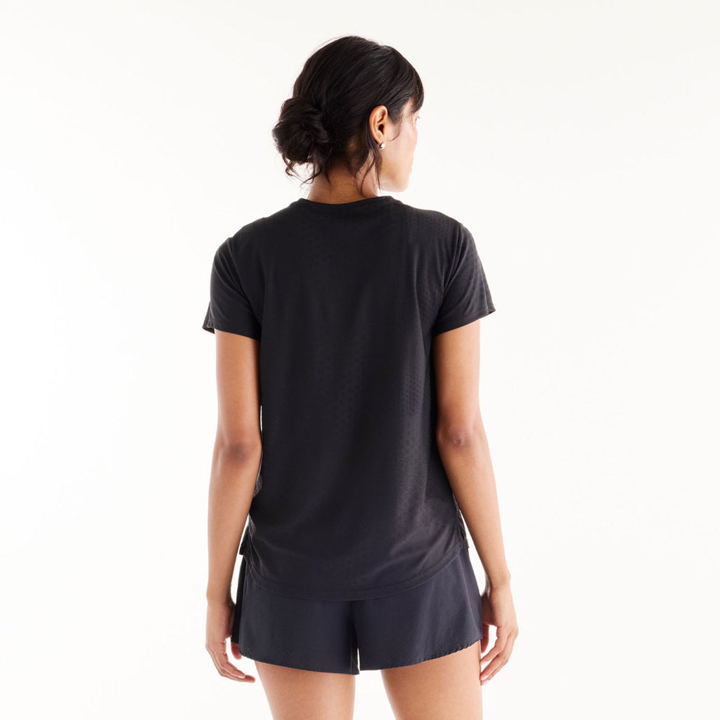 Sort New Balance T-shirt med korte ærmer og rund hals bagfra