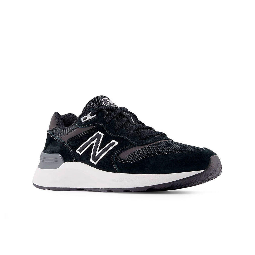 New Balance 880 walkersko med snørebånd og hvid sål for dame