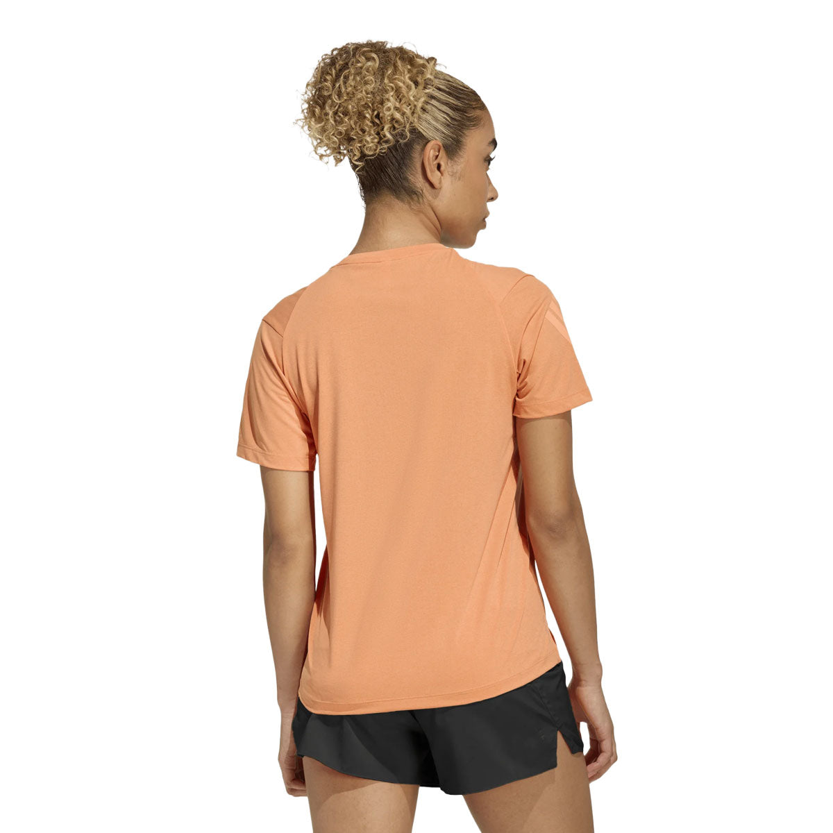 Dame T-shirt i orange med kort ærme og rygvisning