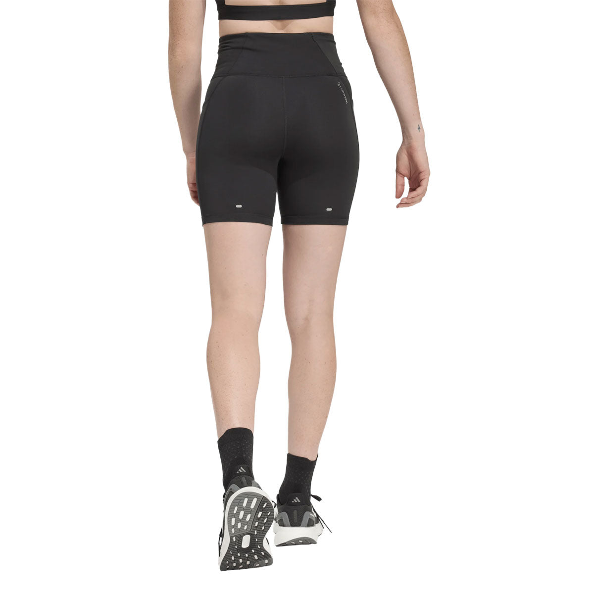 Korte tights i sort med elastisk talje og baglomme