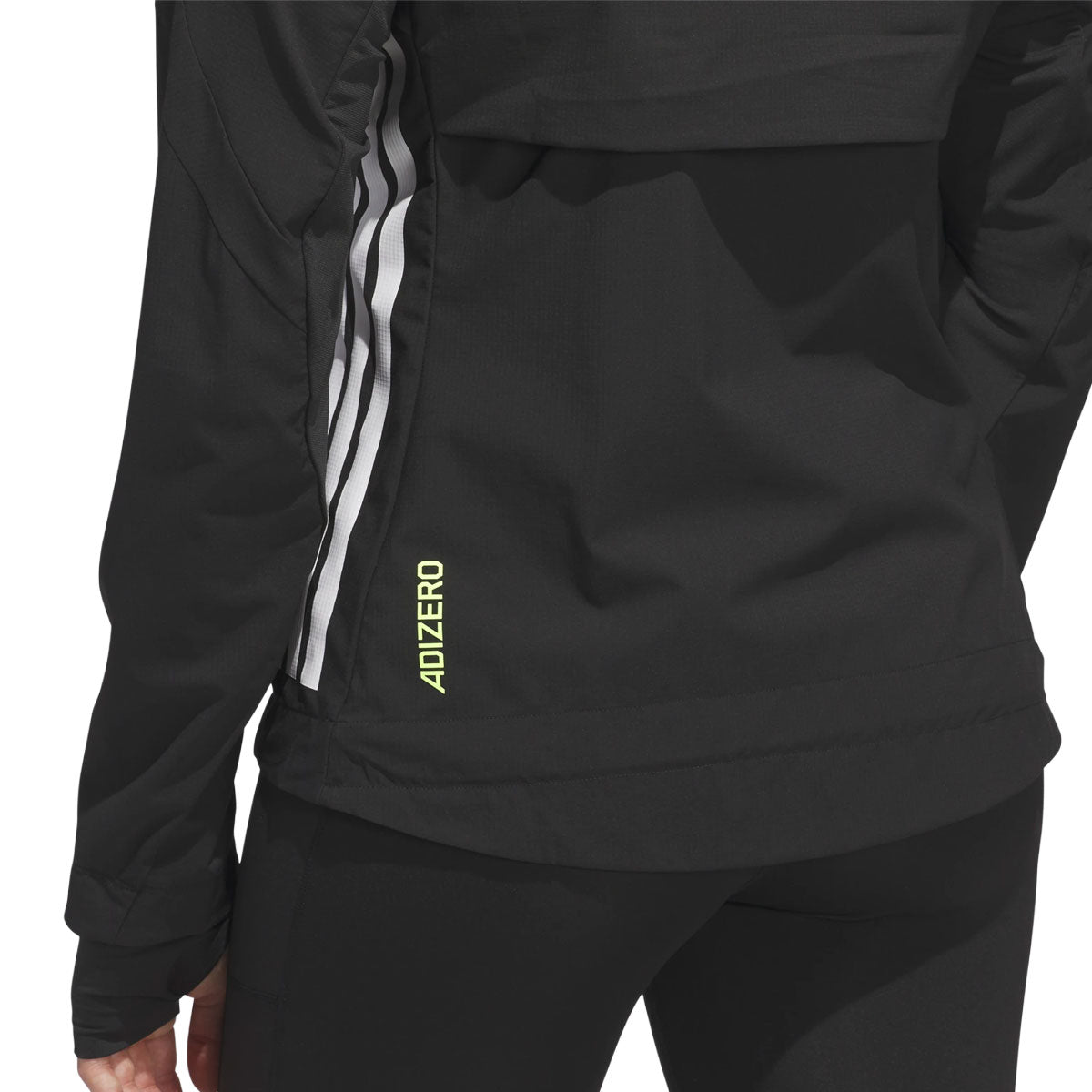 Adidas ADIZERO jakke til damer med sort design og refleksdetaljer