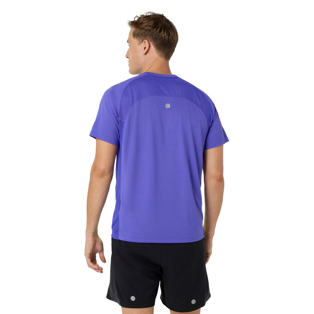 Lilla Asics Road Fade T-shirt til mænd set bagfra