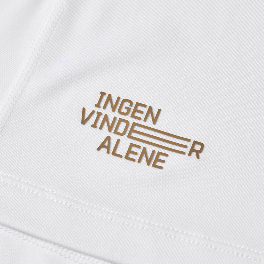 Hvid T-shirt med teksttryk "Ingen vinder alene