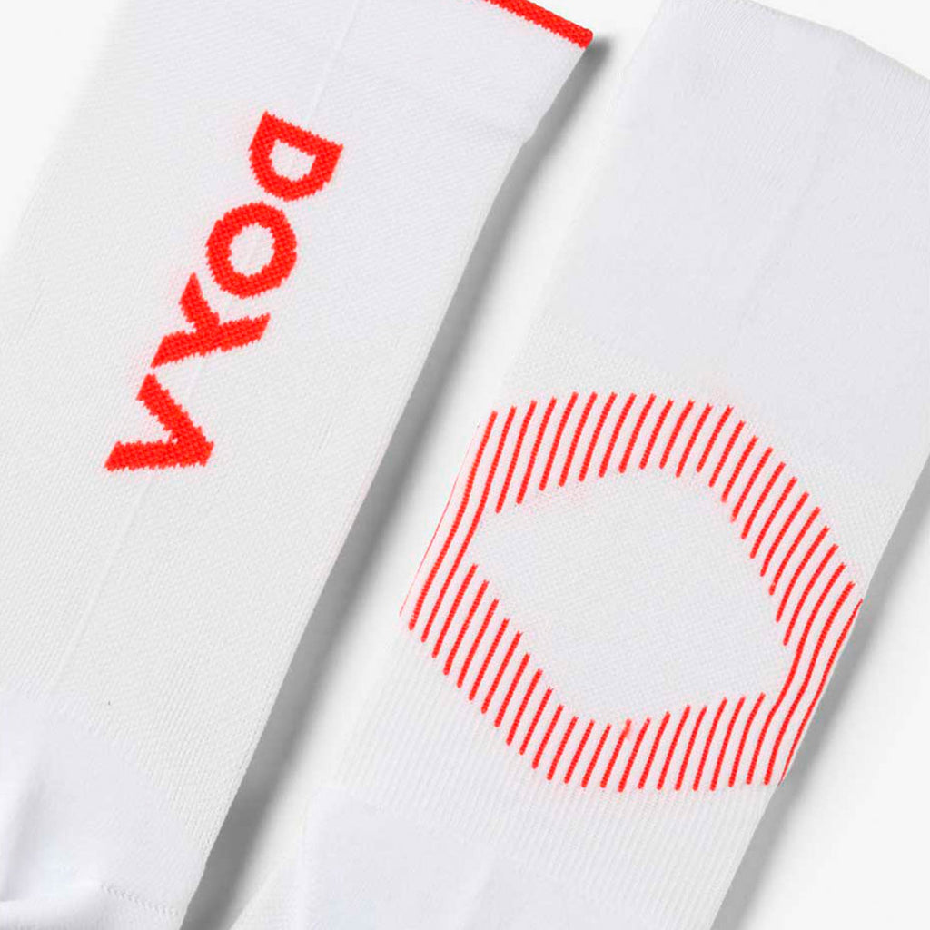 Hvide Doxa Addon Crew Socks Pulse med rød grafik
