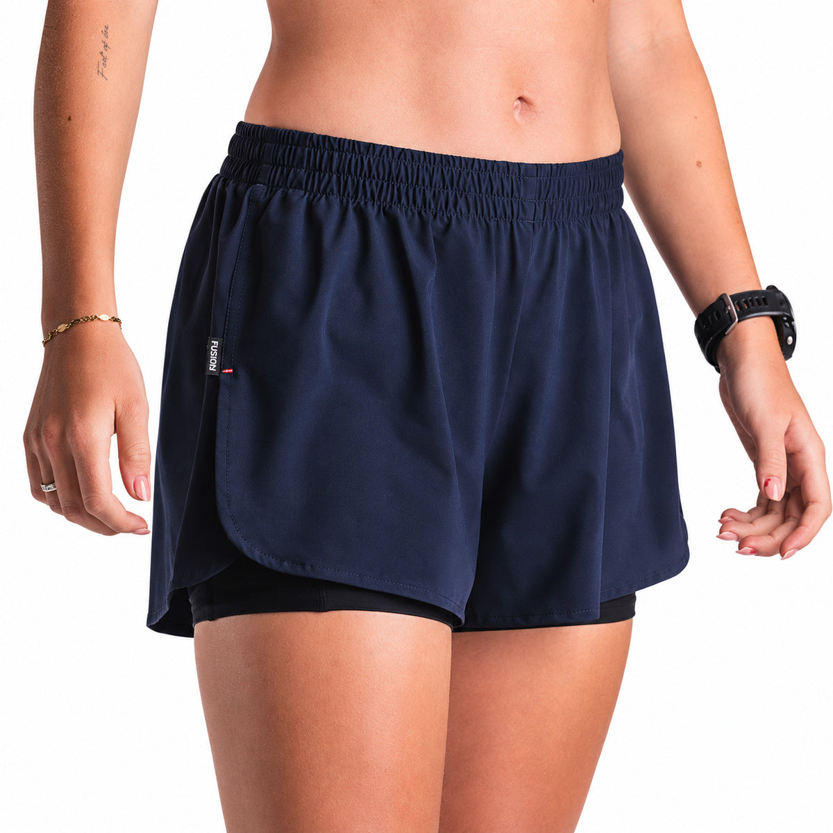 Kvinders FUSION Run shorts med elastik i taljen og mørk blå benkant