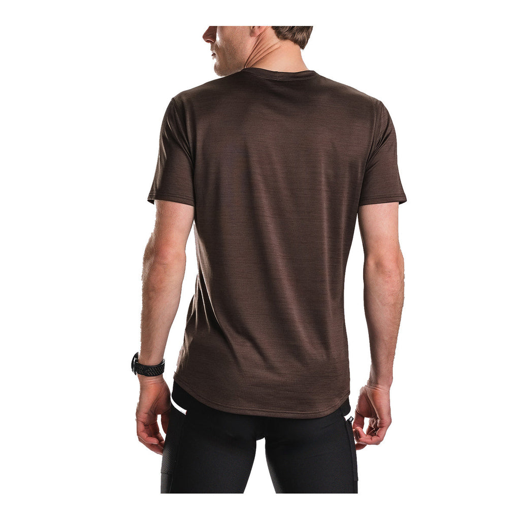 Brun T-shirt med korte ærmer set bagfra på mand