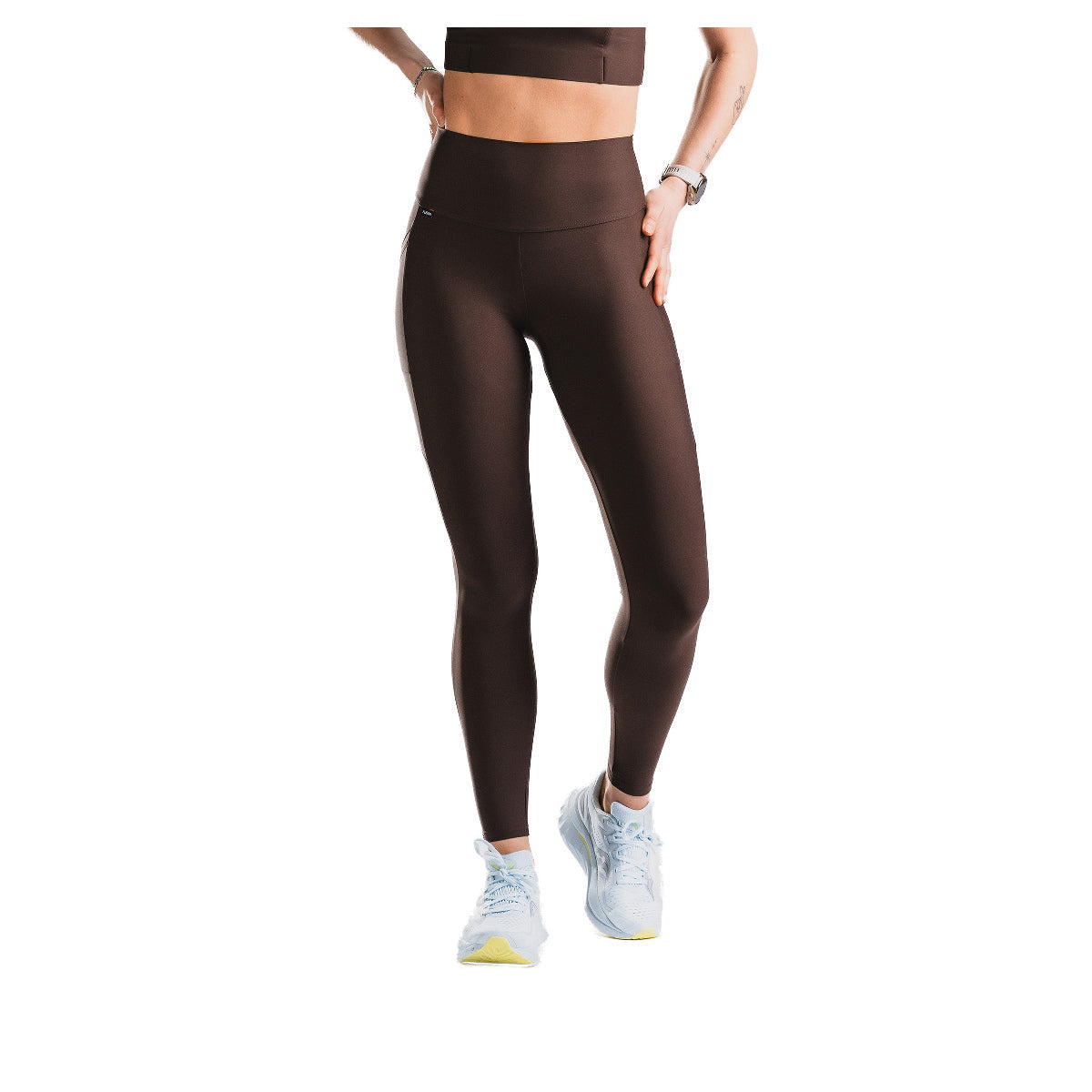 FUSION high rise tights til dame med lomme, mørkebrun på model