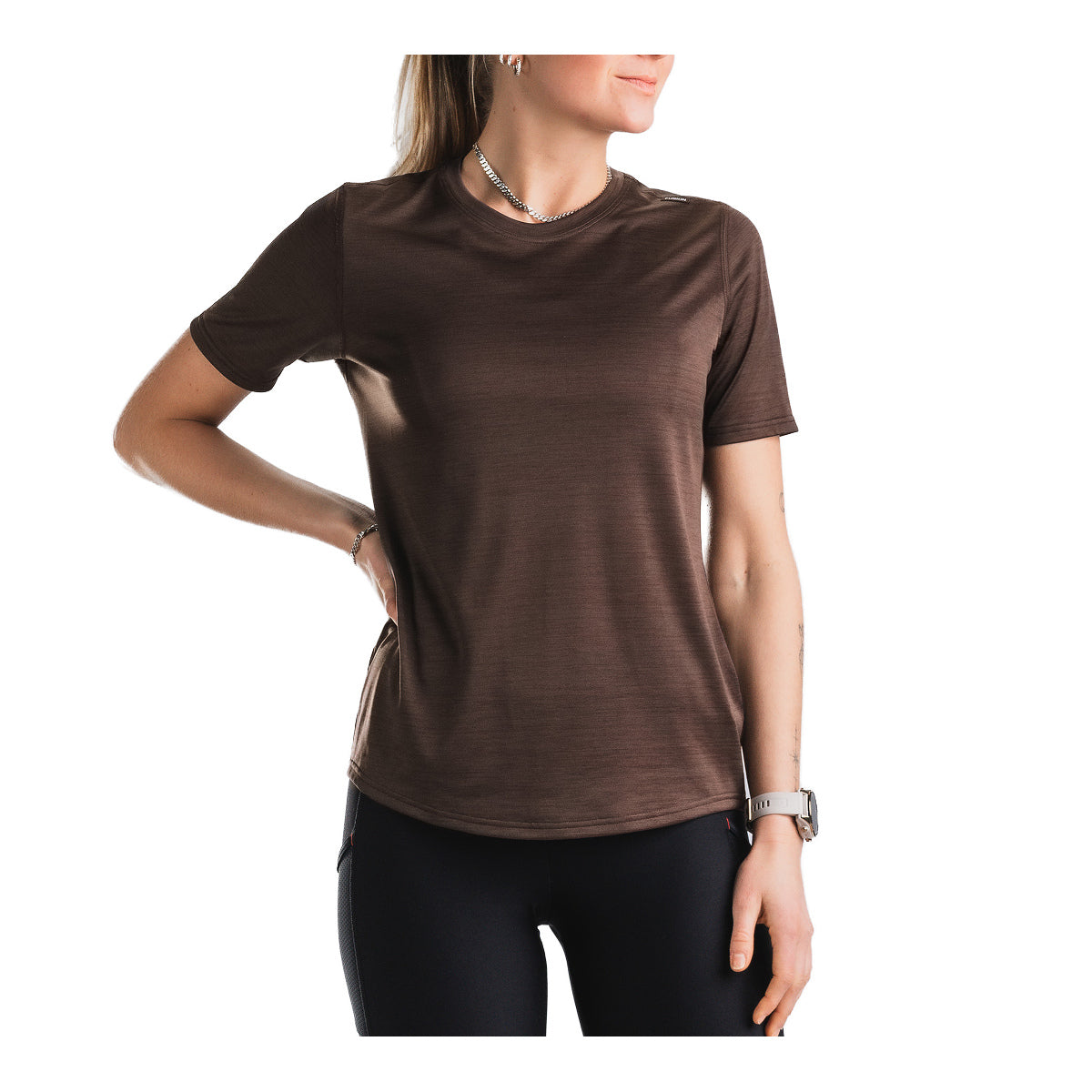 Brun kortærmet t-shirt med rund hals på kvinde