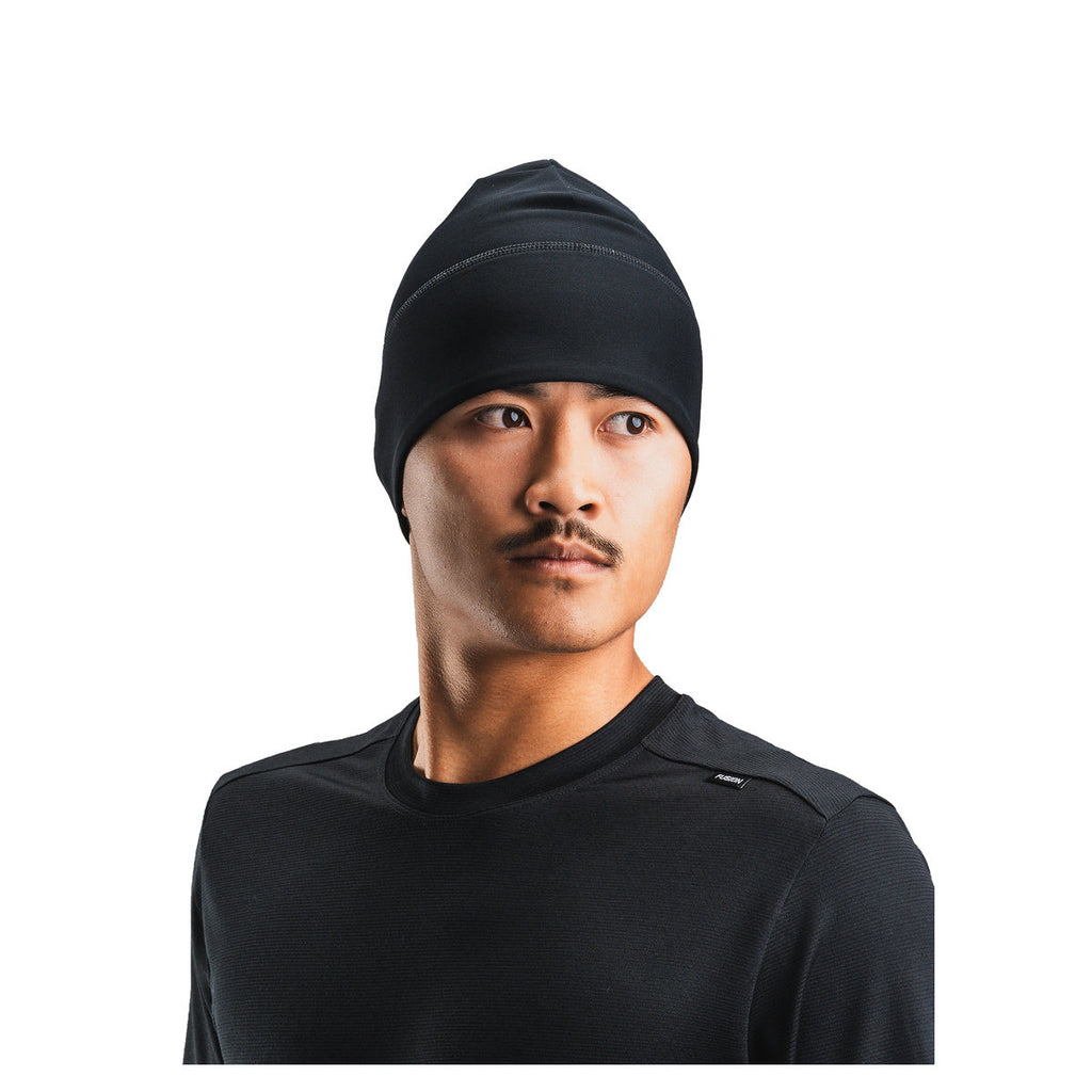 Sort FUSION Recharge beanie på model med tætsiddende pasform