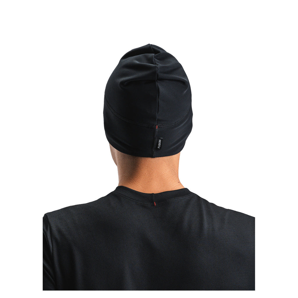 FUSION Recharge beanie i sort strik, set bagfra med logo