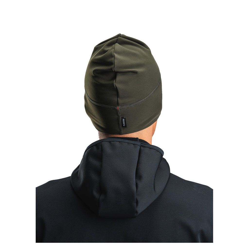 FUSION Recharge beanie i mørkegrøn med logoetiket ved kanten