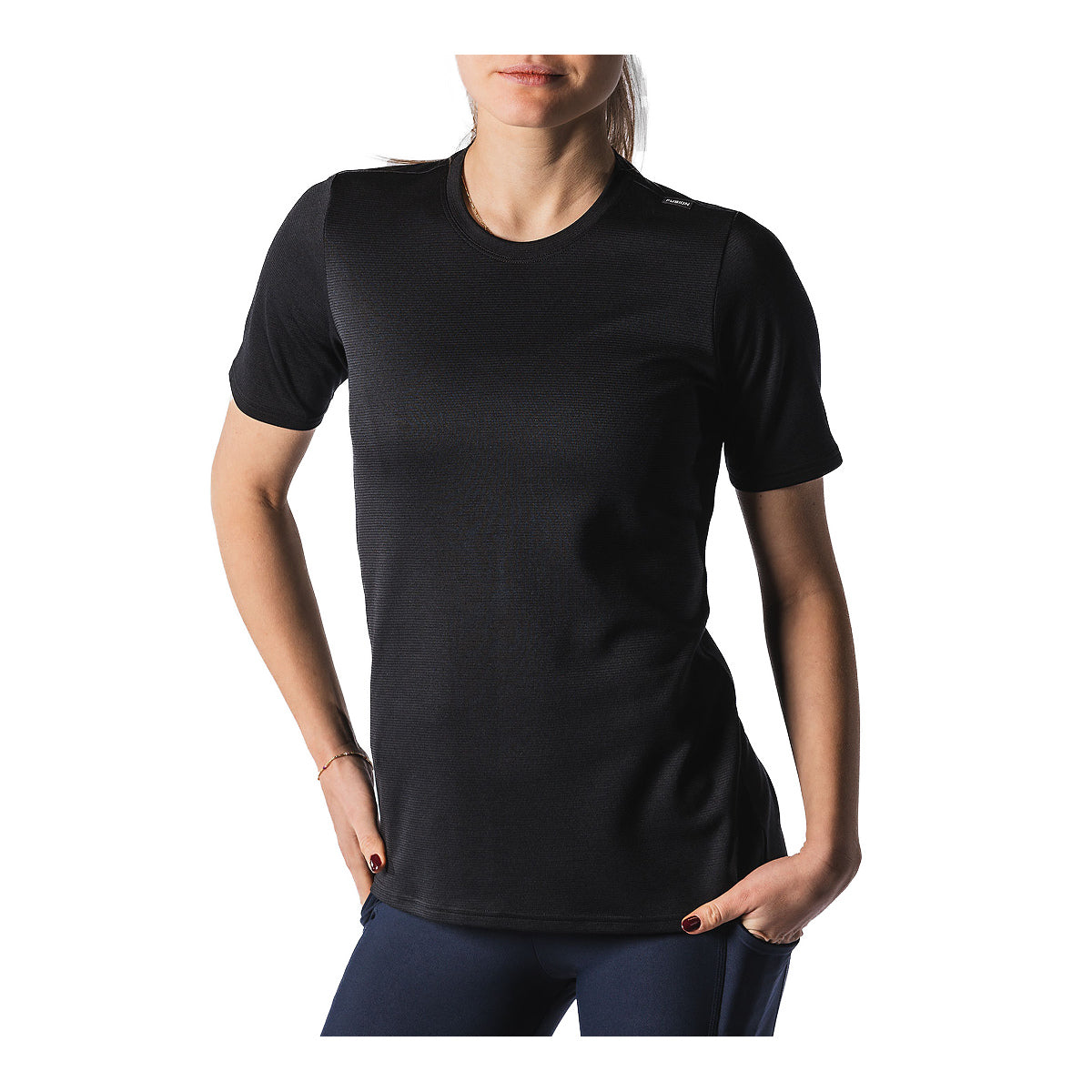 Sort dame T-shirt med korte ærmer og rund halsudskæring