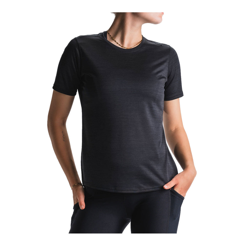 Sort dame T-shirt med rund hals og korte ærmer foran model