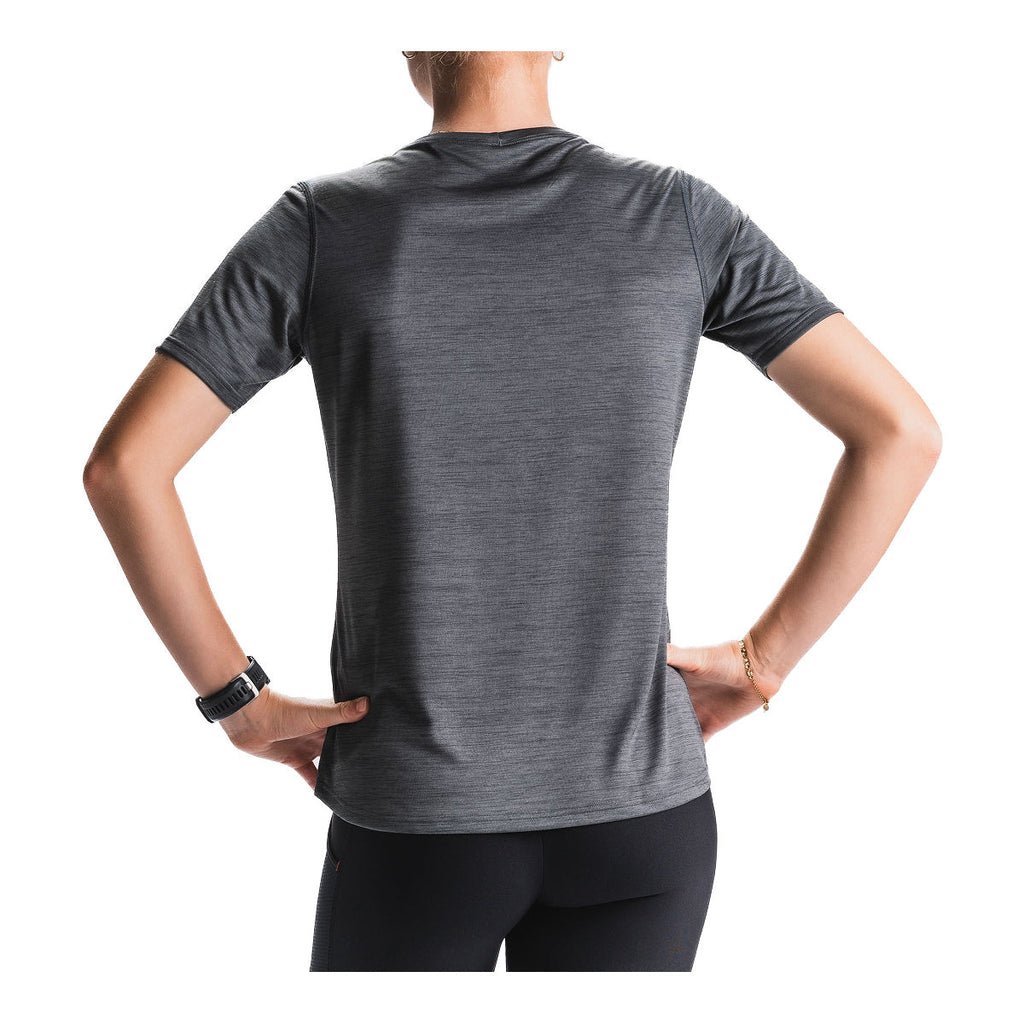 Kvinders grå t-shirt med korte ærmer og rund hals set bagfra