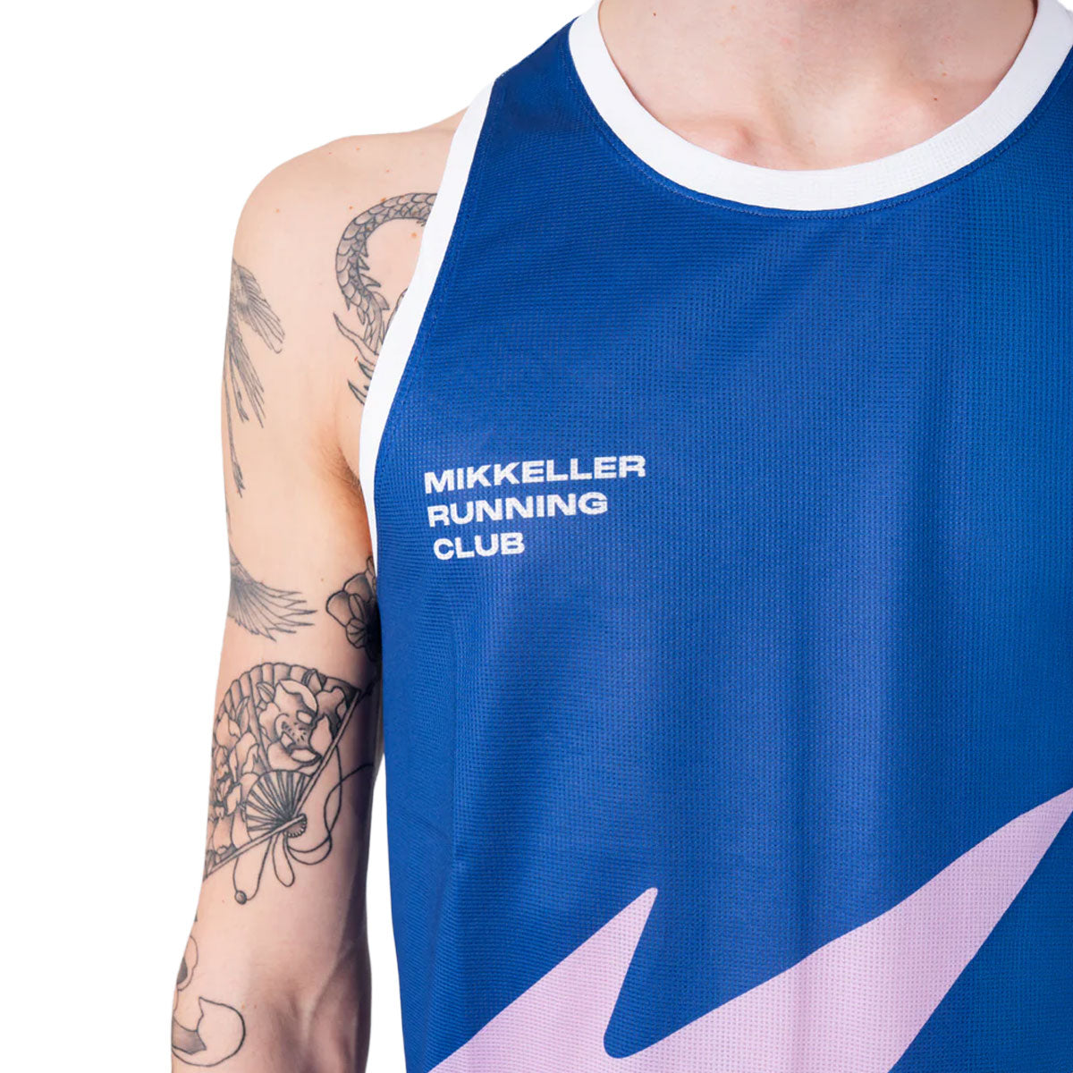 Blå singlet med Mikkeller Running Club logo og pink detalje