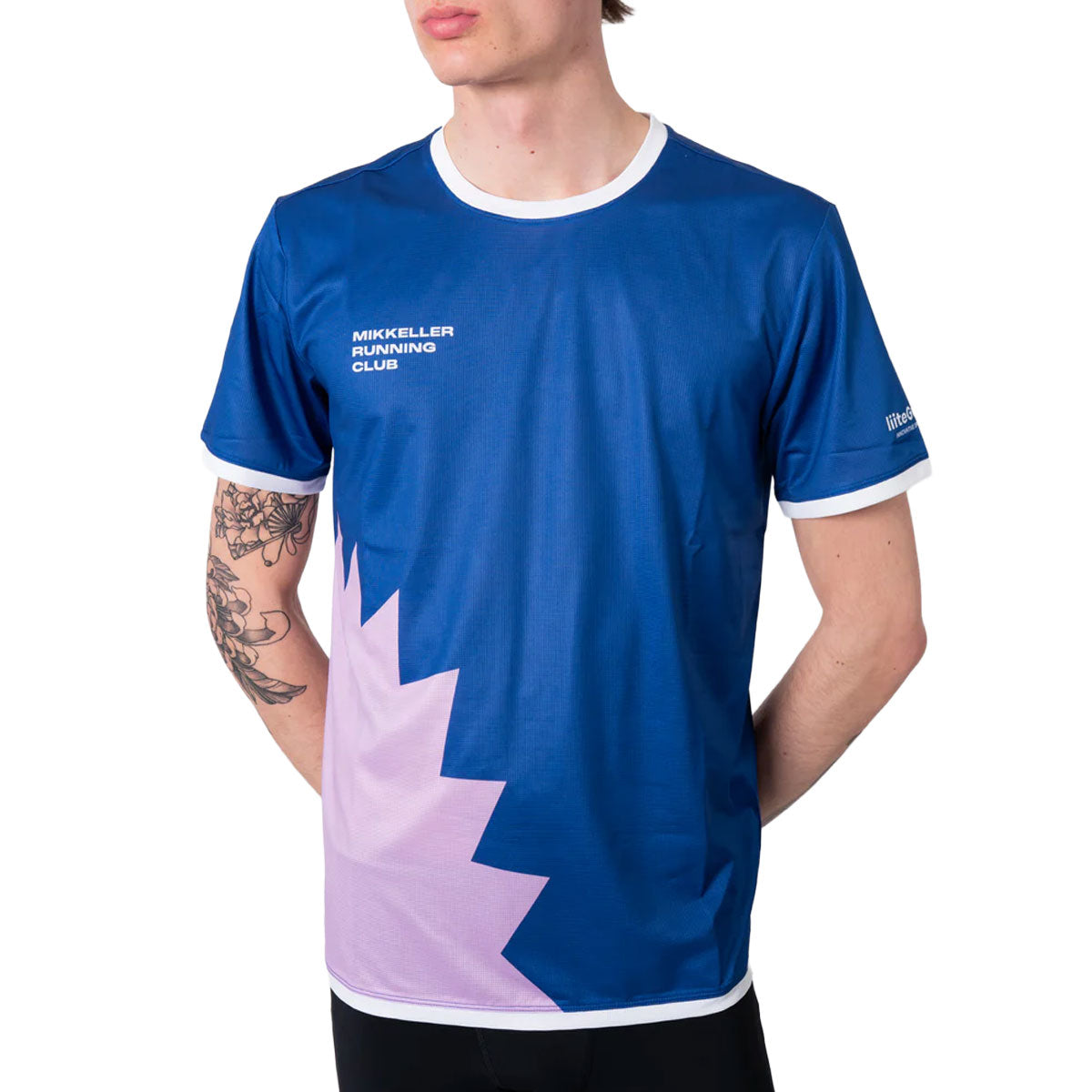 Mikkeller T-shirt til herre med blå og lyserøde detaljer