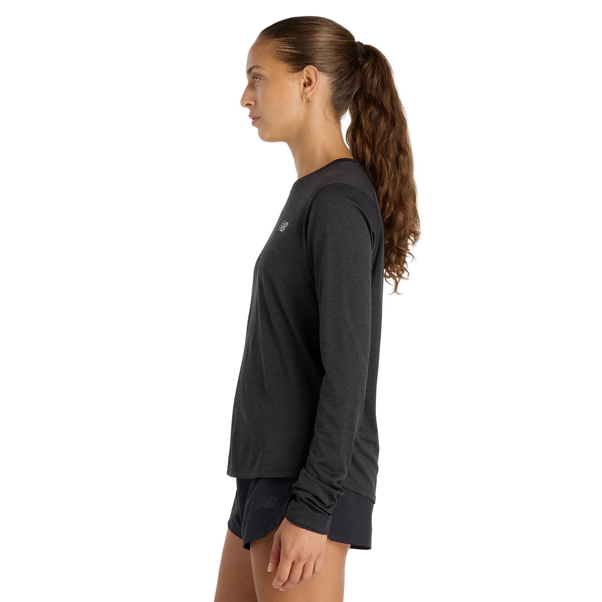 Langærmet T-shirt fra New Balance Athletics i sort til kvinder