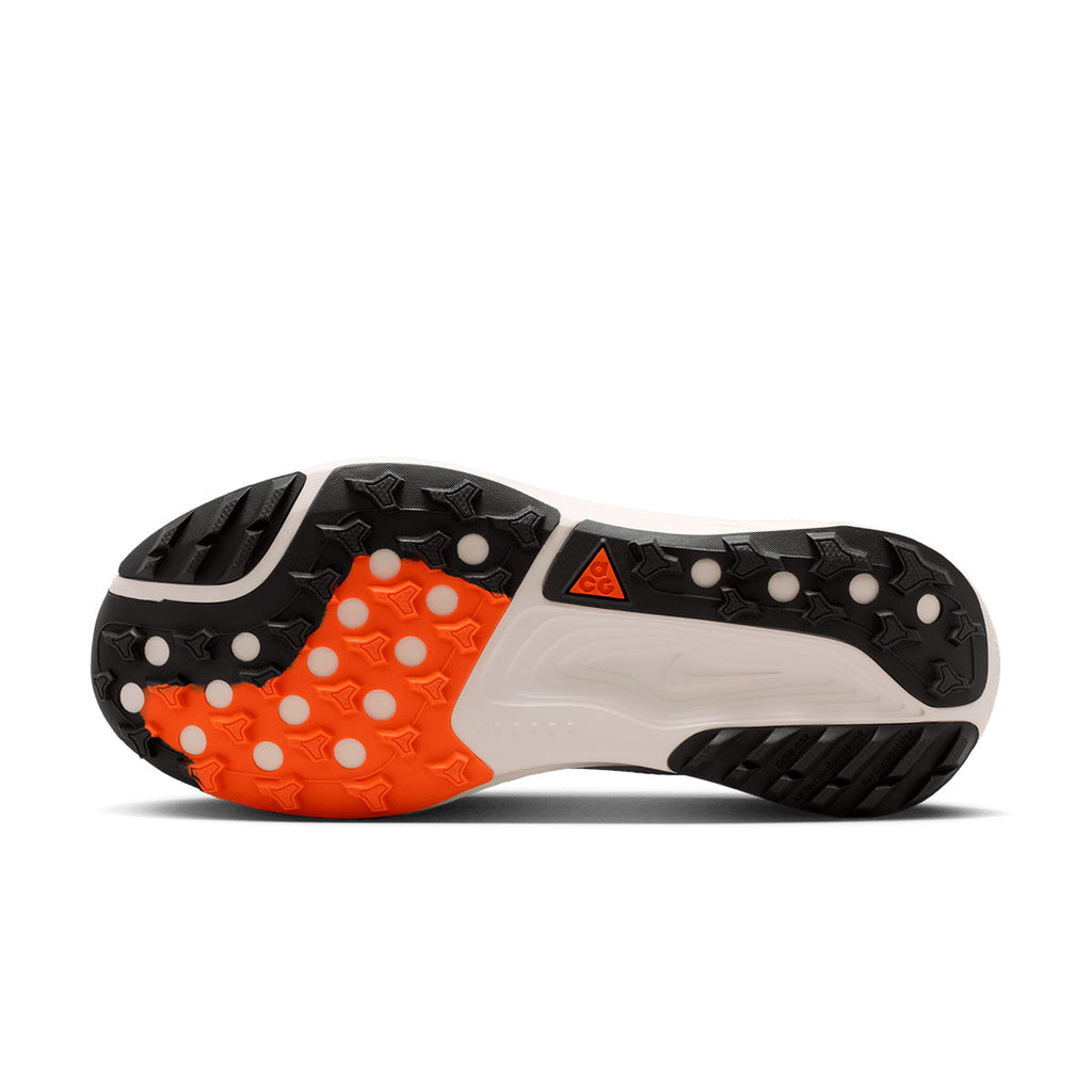 Sål af Nike ACG Pegasus Trail Dame trailsko i sort og orange