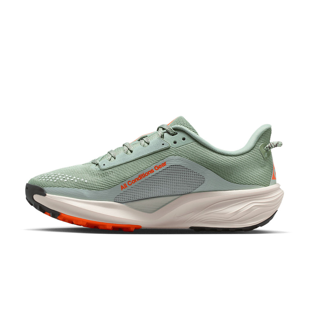 Nike ACG Pegasus Trail Dame trailsko i grøn farve med rød detalje