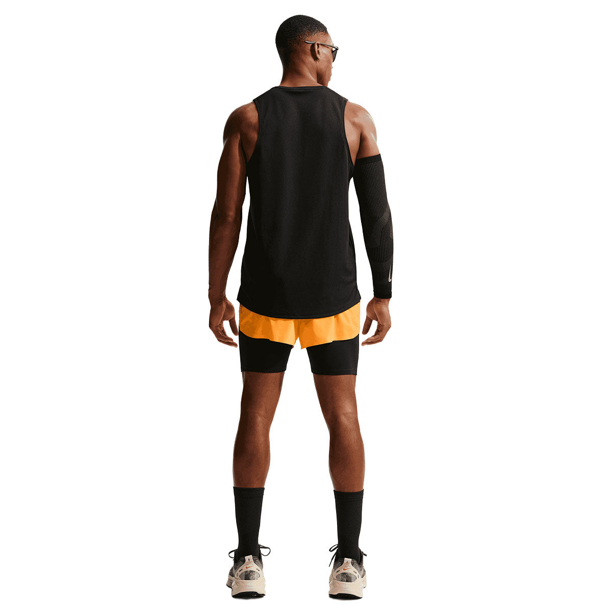 Nike AeroSwift 2" shorts til mænd i sort og orange