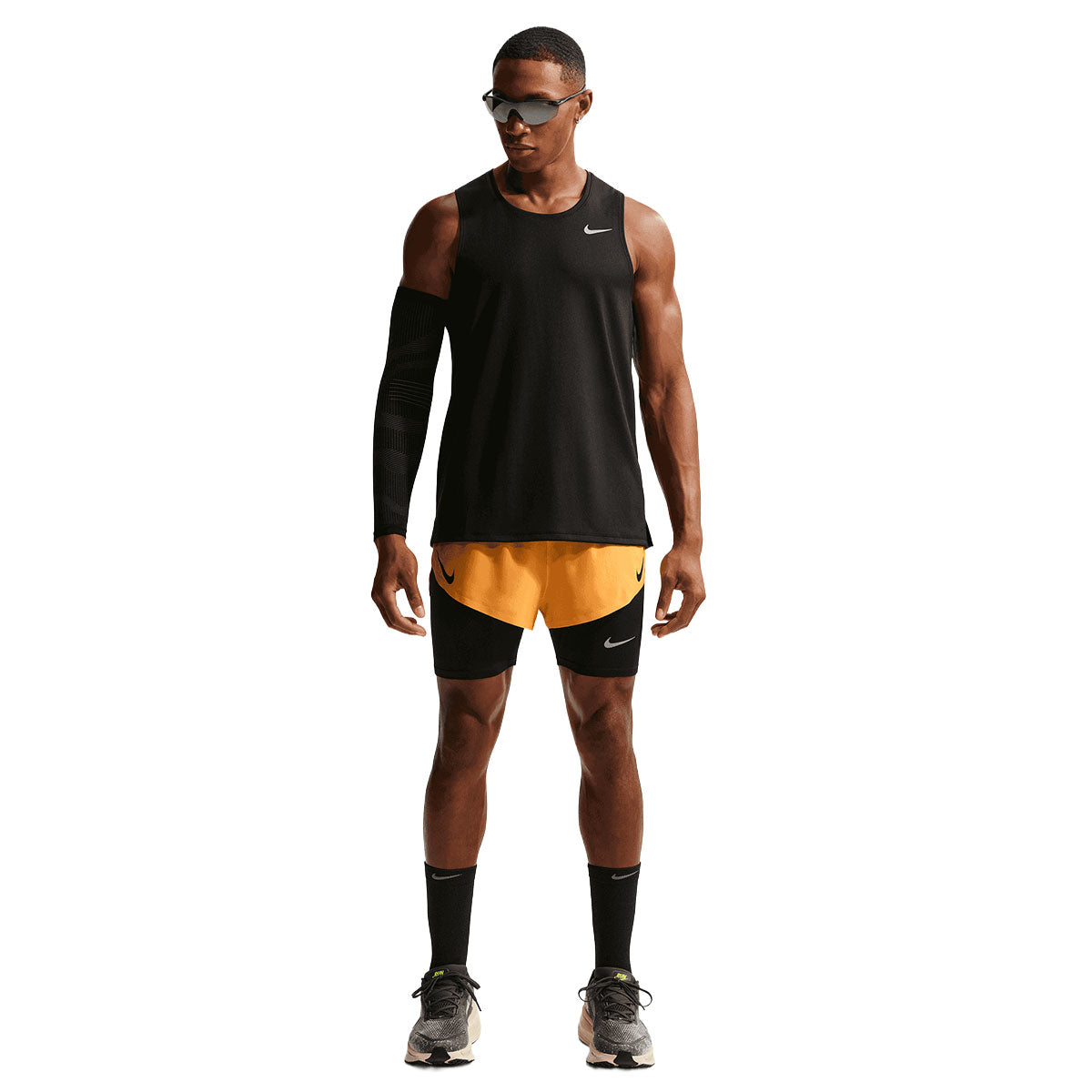 Nike AeroSwift 2" shorts til mænd i sort og orange