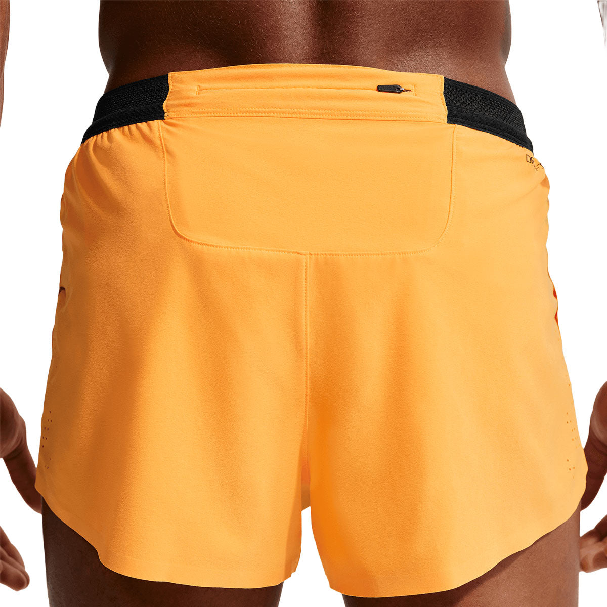 Bagview af Nike AeroSwift 2" shorts til herrer i orange