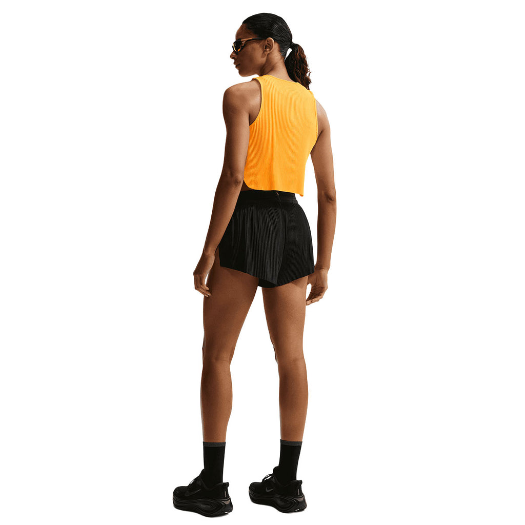 Nike AeroSwift Crop Tank Dame i gul med sort shorts