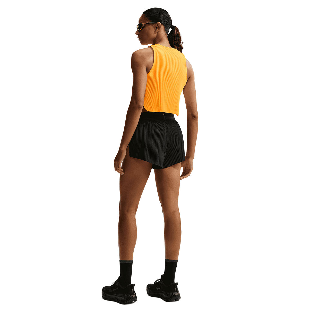 Nike AeroSwift Crop Tank Dame i gul med sort shorts