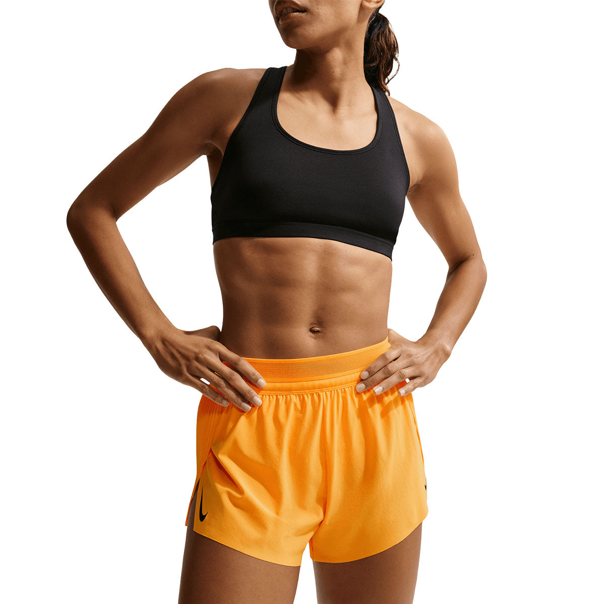 Nike AeroSwift Mid-Rise 3in shorts i orange til kvinder